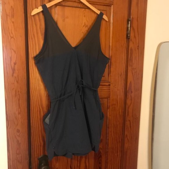Mountain Hardwear romper - size L - Picture 3 of 9